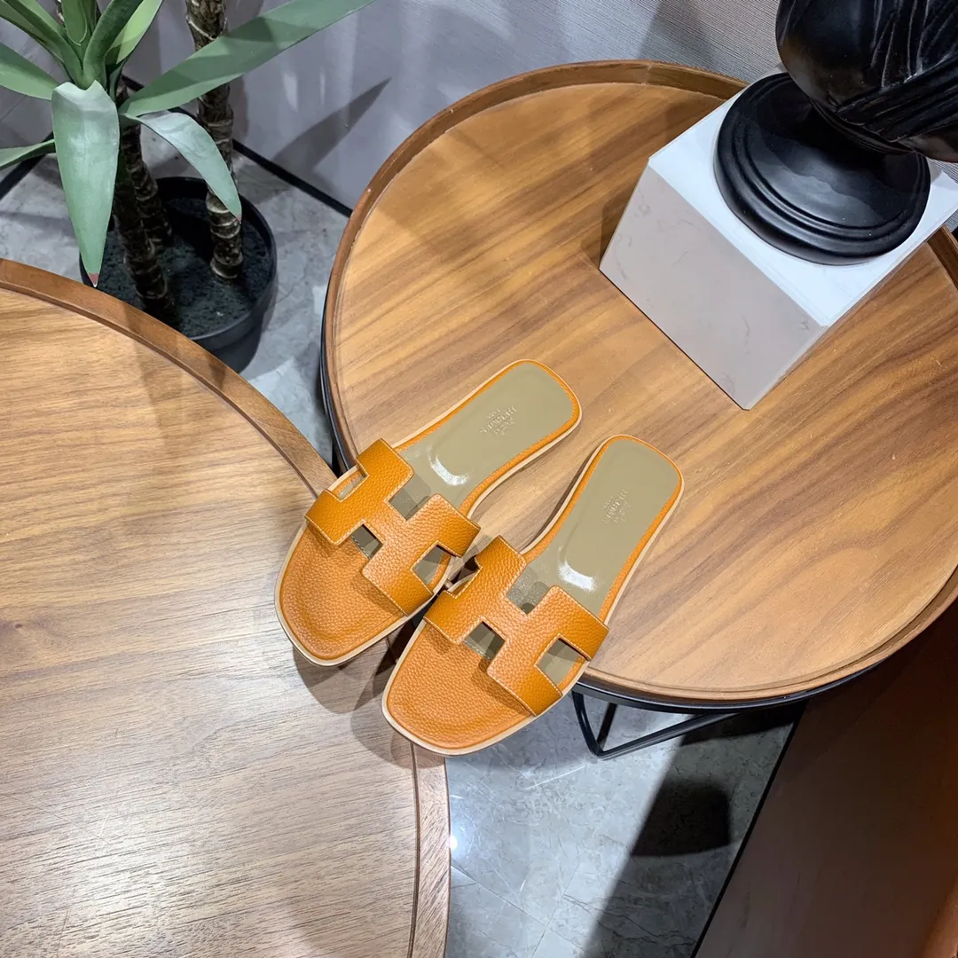 👟👟Ex-factory price 480👟👟 Litchi pattern cowhide series Newly revised version (Hermès) Packaging upgrade, version workmanship and material upgrade Hermes The highest version of handmade shoes in the market Top product Hermès H slippers Flat slippers —————————— The most classic, real handmade shoes, even the number of stitches is the same as the original version, purely handmade by masters The highest version in the industry Italian imported cowhide + original customized Australian sheepskin feet + genuine leather outsole, top exclusive packaging box 35-39 (34.40.41.42 custom-made, non-refundable)